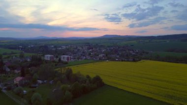 Bohem cennet tepeleri. 2023 baharında, Czech köyü Libun 'da hava aracı 4k... sinematik görüntüler..
