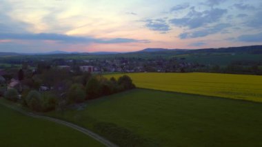 Bohem cennet tepeleri. 2023 ilkbaharında, Czech köyü Libun 'da 4k hava aracının sağına doğru kayar..