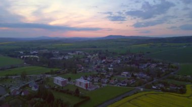 Bohem cennet tepeleri. 2023 baharında, Czech köyü Libun 'da hava aracı 4k... sinematik görüntüler..