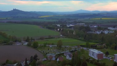 Bohem cennet tepeleri. 2023 ilkbaharında, Czech köyü Libun 'da hava aracının 4k ters uçuşu sinematik görüntüler..