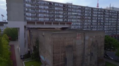 Berlin Dünya Savaşı Bunker Apartmanı binası. Şehir Bölgesi Shoeneberg, Almanya baharı 2023 İHA 4K 'dan inen sinematik görüntüler..