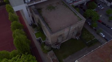 Berlin Dünya Savaşı Bunker Apartmanı binası. Şehir merkezi Shoeneberg, Almanya baharı 2023 İHA 'sı. 4k ekran üzerinde. Sinematik görüntü..