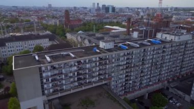 Berlin Dünya Savaşı Bunker Apartmanı binası. Şehir merkezi Shoeneberg, Almanya baharı 2023. İHA 4k 'lik görüntü kaydı..