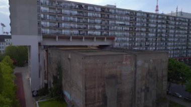 Berlin Dünya Savaşı Bunker Apartmanı binası. Şehir Bölgesi Shoeneberg, Almanya 2023 baharında İHA 4k insansız hava aracı görüntülerine baktı..