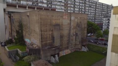 Berlin Dünya Savaşı Bunker Apartmanı binası. Şehir Bölgesi Shoeneberg, Almanya baharı 2023 İHA 4K 'dan inen sinematik görüntüler..