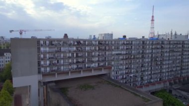 Berlin Dünya Savaşı Bunker Apartmanı binası. Şehir Bölgesi Shoeneberg, Almanya 2023 baharında İHA 4k insansız hava aracı görüntülerine baktı..