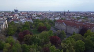 Berlin Dünya Savaşı Bunker Apartmanı binası. Şehir Bölgesi Shoeneberg, Almanya İlkbaharı 2023. Hava aracından sağa 4k uhd sinematik görüntüye dönüş.