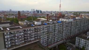 Berlin Dünya Savaşı Bunker Apartmanı binası. Şehir Bölgesi Shoeneberg, Almanya 2023 baharında İHA 4k insansız hava aracı görüntülerine baktı..