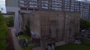 Berlin Dünya Savaşı Bunker Apartmanı binası. Şehir Bölgesi Shoeneberg, Almanya baharı 2023 İHA 4K 'ya yükseliyor. Sinema görüntüleri..