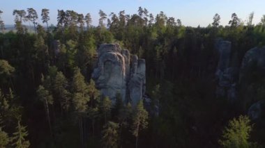 Dağ ve vadi manzarası. Czech Cumhuriyet Pratiği dağları sallıyor doğa bohem tepeleri cennet baharı 2023 İHA 4k insansız hava aracı, sinematik görüntüler..