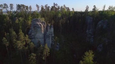 Dağ ve vadi manzarası. Czech Cumhuriyet Pratiği dağları sallıyor doğa bohem tepeleri cennet baharı 2023 İHA 4k hava aracına kayıyor ah sinematik görüntü.