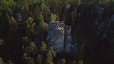 Dağ ve vadi manzarası. Czech Cumhuriyet Pratiği dağları sallıyor doğa bohem tepeleri cennet baharı 2023 panorama yörünge dronu 4k -- sinematik görüntü.