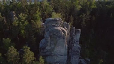 Dağ ve vadi manzarası. Czech Cumhuriyet Pratiği dağları sallıyor doğa bohem tepeleri cennet baharı 2023 İHA 4k ters uçuyor -- sinematik görüntüler.