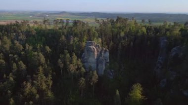 Dağ ve vadi manzarası. Czech Cumhuriyet Pratiği dağları sallıyor doğa bohem tepeleri cennet baharı 2023 geniş yörünge görüntüsü insansız hava aracı 4k -- sinematik görüntüler.
