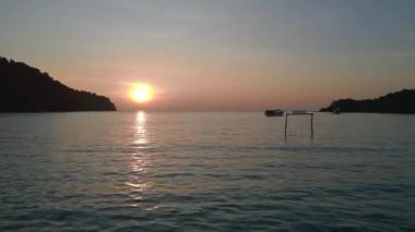 Koh Kood Adası Bang Bao Sahili Tayland ve 2022 sağ İHA 4k 'a kayıyor. Sinema görüntüsü..