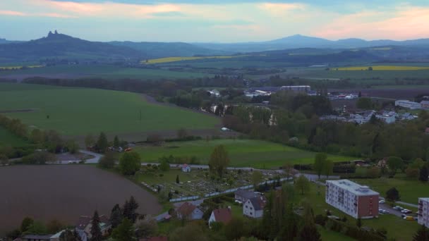 ボヘミアンパラダイスの丘 Czech Village Libun Evening Spring 2023 Fly Reverse Drone — ストック動画