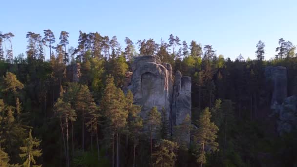 山と谷の風景 チェコ共和国プラチョフ岩の山自然ボヘミアンの丘の楽園春2023年 Uhdシネマティック映像 — ストック動画