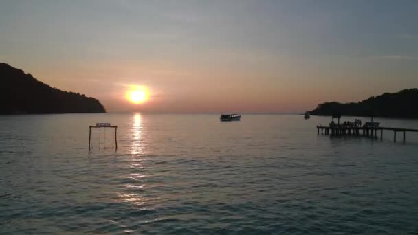 Koh Kood Island Bang Bao Beach Thailand 2022 Descending Drone — стокове відео