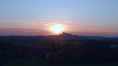 Czech Cumhuriyet Köyü Libun Doğa Sahası Bohem Cenneti 'nde gün batımında, 2023 ilkbaharında hava aracının solundaki 4k hava aracına kayıyor. Sinema görüntüsü..