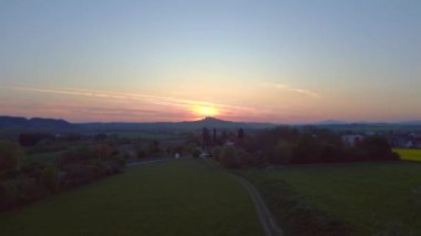 2023 ilkbaharında Bohem Cenneti 'nde gün batımında Czech Cumhuriyet Köyü Libun Doğa Sahası Hiperlapse Motionlapse 4k uhd sinematik görüntüler.