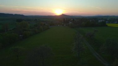 2023 ilkbaharında Bohem Cenneti 'nde güneş batarken Czech Cumhuriyet Köyü Libun Doğa Sahası insansız hava aracı 4k... sinematik görüntüler iniyor..