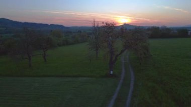 Czech Cumhuriyet Köyü Libun Doğa Sahası Bohem Cenneti 'nde gün batımında, 2023 baharı, panorama genel bakış İHA 4k -- sinematik görüntüler.