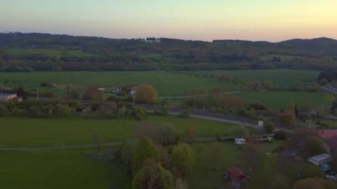 Czech Cumhuriyet Köyü Libun Doğa Sahası Bohem Cenneti 'nde gün batımında, 2023 baharı, panorama genel bakış İHA 4k -- sinematik görüntüler.