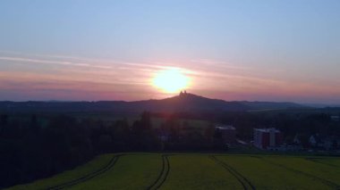 2023 ilkbaharında Bohem cennetinde güneş batarken Czech Cumhuriyeti köyü Libun doğa tarlası. 4k uhd sinematik çekim.