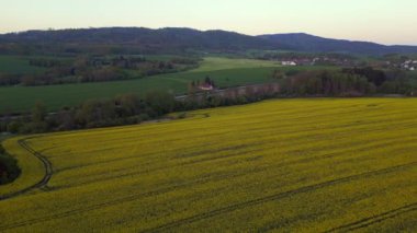 Czech Cumhuriyet Köyü Libun Doğa Sahası Bohem Cenneti 'nde gün batımında, 2023 baharı, panorama genel bakış İHA 4k -- sinematik görüntüler.