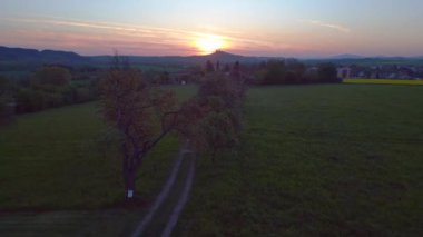 Czech Cumhuriyet Köyü Libun Doğa Sahası Bohem Cenneti 'nde gün batımında, 2023 ilkbaharında hava aracının solundaki 4k hava aracına kayıyor. Sinema görüntüsü..