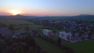 Czech Cumhuriyet Köyü Libun Doğa Sahası Bohem Cenneti 'nde gün batımında, 2023 baharı, panorama genel bakış İHA 4k -- sinematik görüntüler.