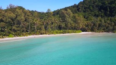 Ao Jak Sahil Koyu lagünündeki doğal cennet ko kut Tayland yaz 2022 Hız rampası Hiperlapse zaman aşımı 4k sinematik görüntü.