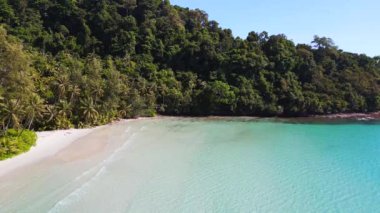 Ao Jak Sahil Koyu lagünü doğal cennet ko kut Tayland 'da yaz 2022 İHA 4k insansız hava aracı 4k sinematik görüntüler.