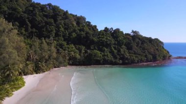 Holyday Paradise ko Kut Tayland 'daki Ao Jak Körfezi sahil gölünde 2022 yazında insansız hava aracı 4k -- sinematik görüntüler.