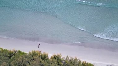 Holyday Paradise ko kut Tayland 'daki Ao Jak Körfezi sahil lagünü 2022 yazında dikey kuş bakışı İHA 4k -- sinematik görüntüler.