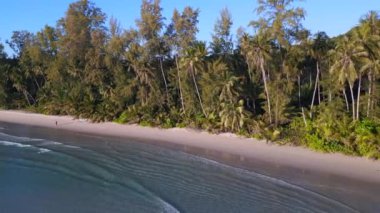 Holyday Paradise ko kut Thailand 'daki Ao Jak Körfezi plaj gölünde 2022 yazında sağa doğru kayarak 4k hava aracına bindi..