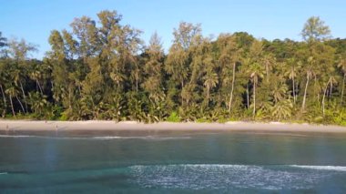 Holyday Paradise ko Kut Tayland 'daki Ao Jak Körfezi sahil gölünde 2022 yazında insansız hava aracı 4k -- sinematik görüntüler.