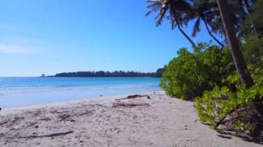 Holyday Paradise ko kut Thailand 'daki Ao Jak Körfezi sahil lagünü 2022 yazı. İHA 4k' lik çok yakın bir uçuş. Sinema görüntüsü..
