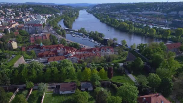City Prague Hill Czech Republic Spring 2023 Descending Drone Uhd — ストック動画