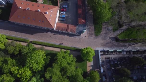 Praga Ciudad Colina República Checa Primavera 2023 Inclinar Hasta Drone — Vídeo de stock