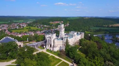 Hluboka Nad Vltavou, Çek Cumhuriyeti 'nin Güney Bohem bölgesinde yer alan bir masal kalesidir..