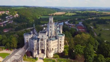 Hluboka Nad Vltavou, Çek Cumhuriyeti 'nin Güney Bohem bölgesinde yer alan bir masal kalesidir..