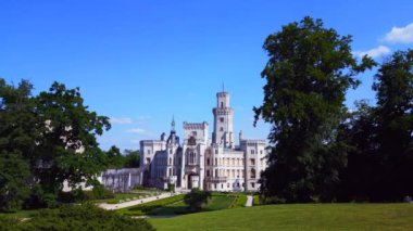 Hluboka Nad Vltavou, Çek Cumhuriyeti 'nin Güney Bohem bölgesinde yer alan bir masal kalesidir..