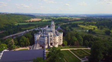Hluboka Nad Vltavou, Çek Cumhuriyeti 'nin Avrupa' daki Güney Bohem bölgesinde yer alan bir masal kalesidir..