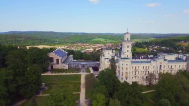 Hluboka Nad Vltavou, Çek Cumhuriyeti 'nin Avrupa' daki Güney Bohem bölgesinde yer alan bir masal kalesidir..
