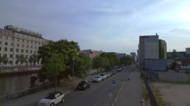 Berlin şehir merkezi Avrupa 'da, yaz günü 2023 Hız rampası Hiperlapse zaman aşımı 4K sinemasal zaman aşımı.