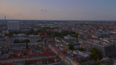 Berlin şehir merkezi Avrupa 'da, 2023 yazında sağ 4K insansız hava aracına rotasyon.