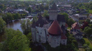 Avrupa 'daki Avusturya Heidenreichstein Şatosu, 2023 yazı. Panorama İHA 4K sinematik görüntüler..