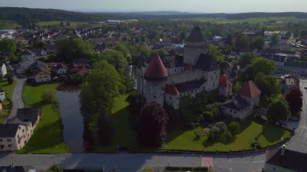 オーストリアHeidenreichstein城ヨーロッパ 夏の日20ドローン上から撮影した追跡4K映画の映像 — ストック動画