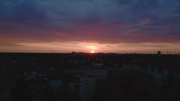 Roze Oranje Zon Stad Bewolkt Kleurrijke Zonsondergang Het Centrum Van — Stockvideo
